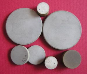 Ceramic material for energy-consuming condensers